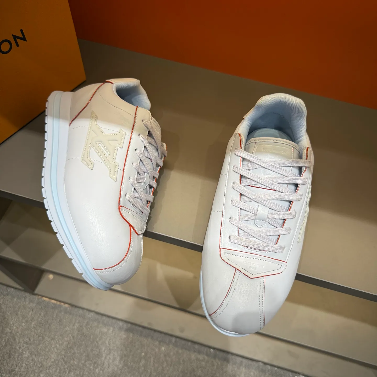 P540 Size 38-45 LV 🫏The colorful interpretation of BUTTERSOFT sneakers combines sheepskin, The colorful interpretation of LV BUTTERSOFT sneakers combines sheepskin and calfskin, bringing a super soft feel. Designed by Pharrell Williams, this '60s-inspired shoe features a padded upper that's been crafted by Louis Vuitton craftsmen to further enhance the comfort of the leather. In addition to the LV initials, it features multiple signatures, including natural leather trim and an embossed pattern of Pharrell Williams and lobster on the side, referencing the Fall/Winter 2025 men’s show. A must-have artifact for fashionistas✅